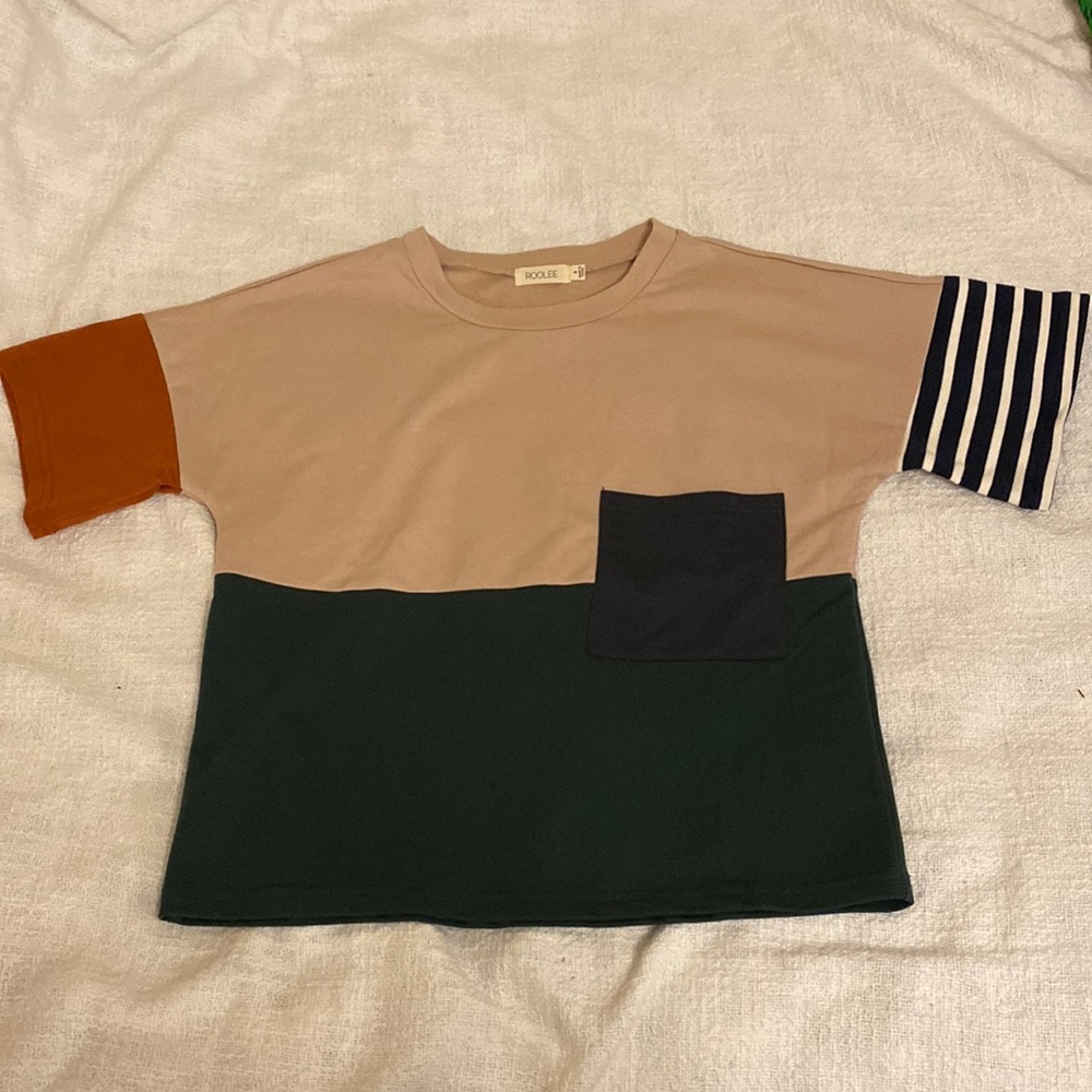 Block color slightly cropped pocketed shirt.